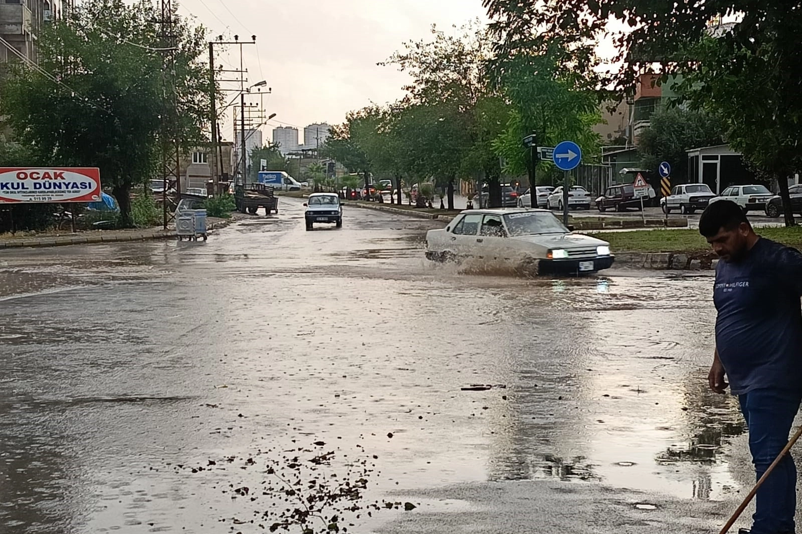 Adana'da 1 saatlik yağmur sokakları göle çevirdi