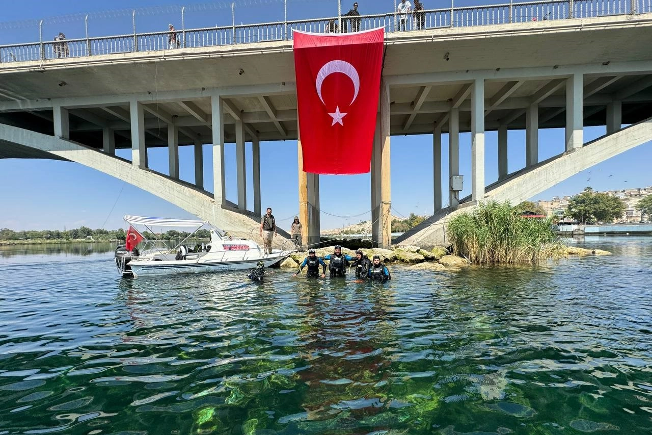 Dalgıçlardan Fırat Nehri'nde Türk bayraklı 30 Ağustos kutlaması