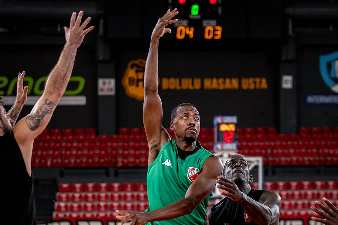 Karşıyaka hazırlık maçında Manisa Basket'i ağırlıyor