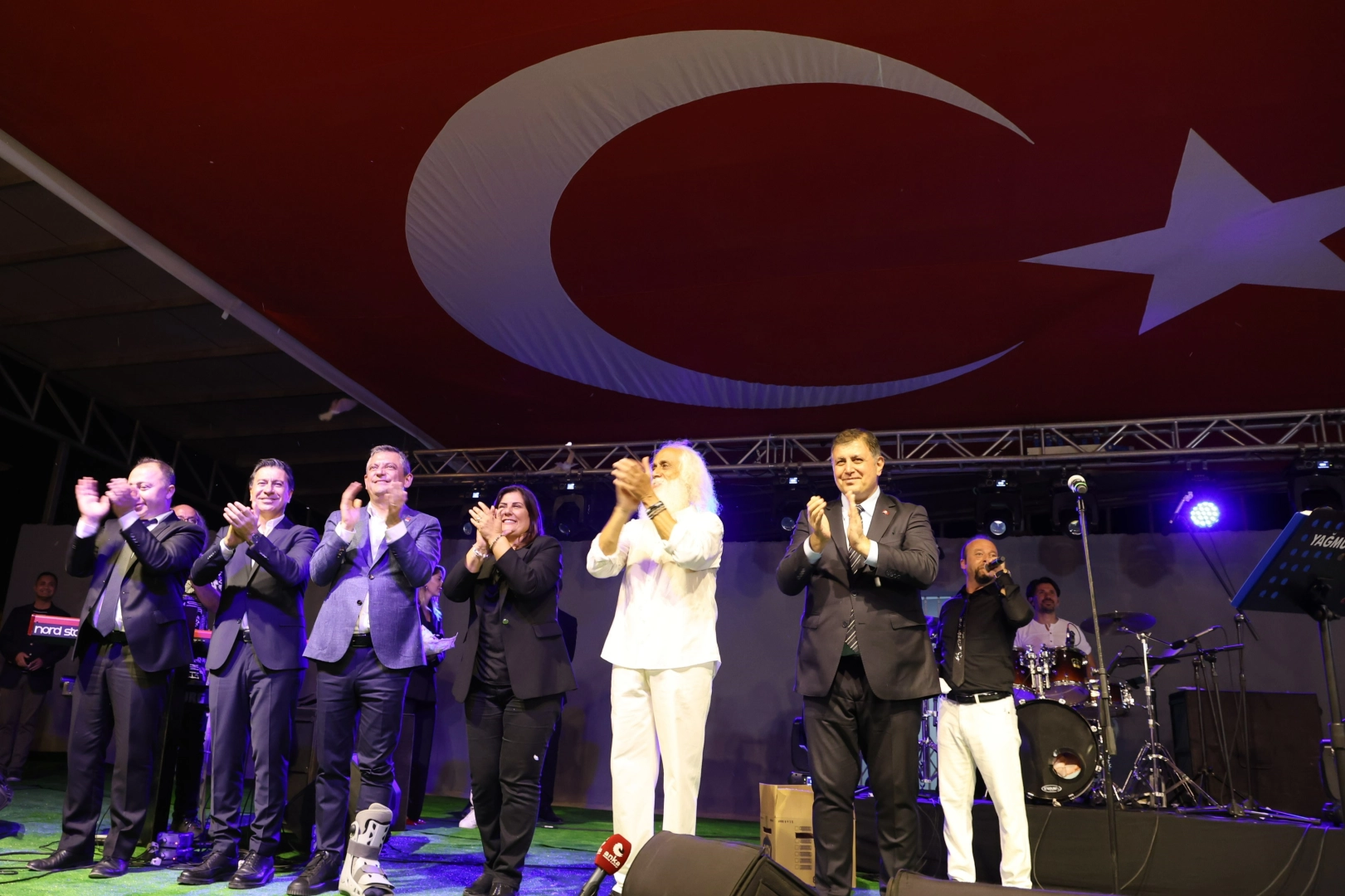 Özgür Özel Suavi konserine katıldı