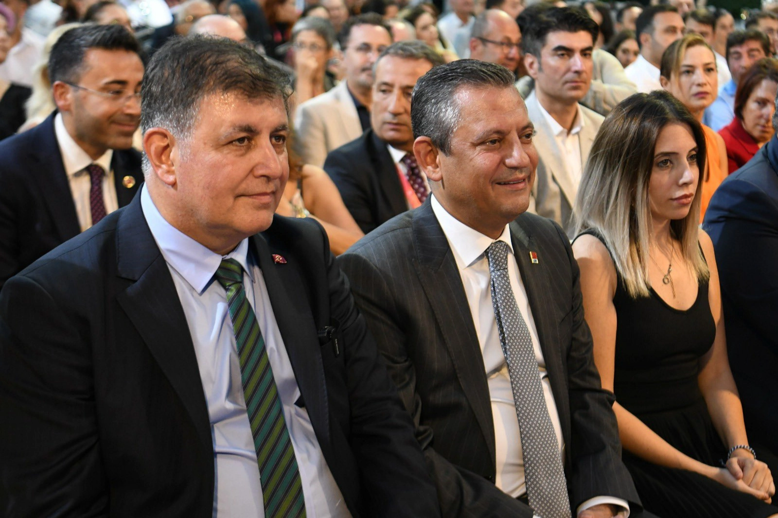 Başdaş’dan Dilruba’nın protokolde yer almasına sert tepki: Vekil de yapın tam olsun! haberinin görseli