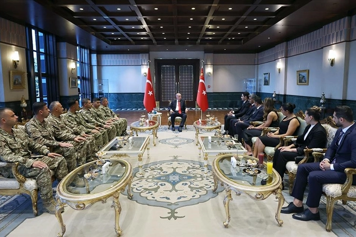 Cumhurbaşkanı Erdoğan, Olimpiyat sporcuları ve Keskin Nişancı askerler ile bir araya geldi haberinin görseli