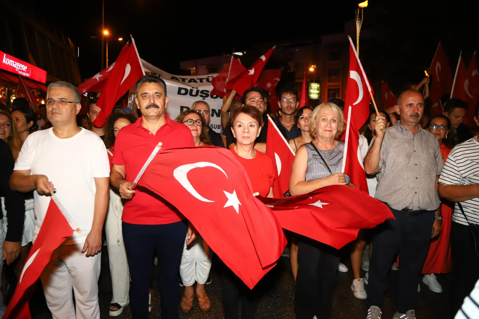 Dikili’de Zafer Bayramı, Emek Festivali ile birlikte coşkuyu doruklara çıkardı haberinin görseli