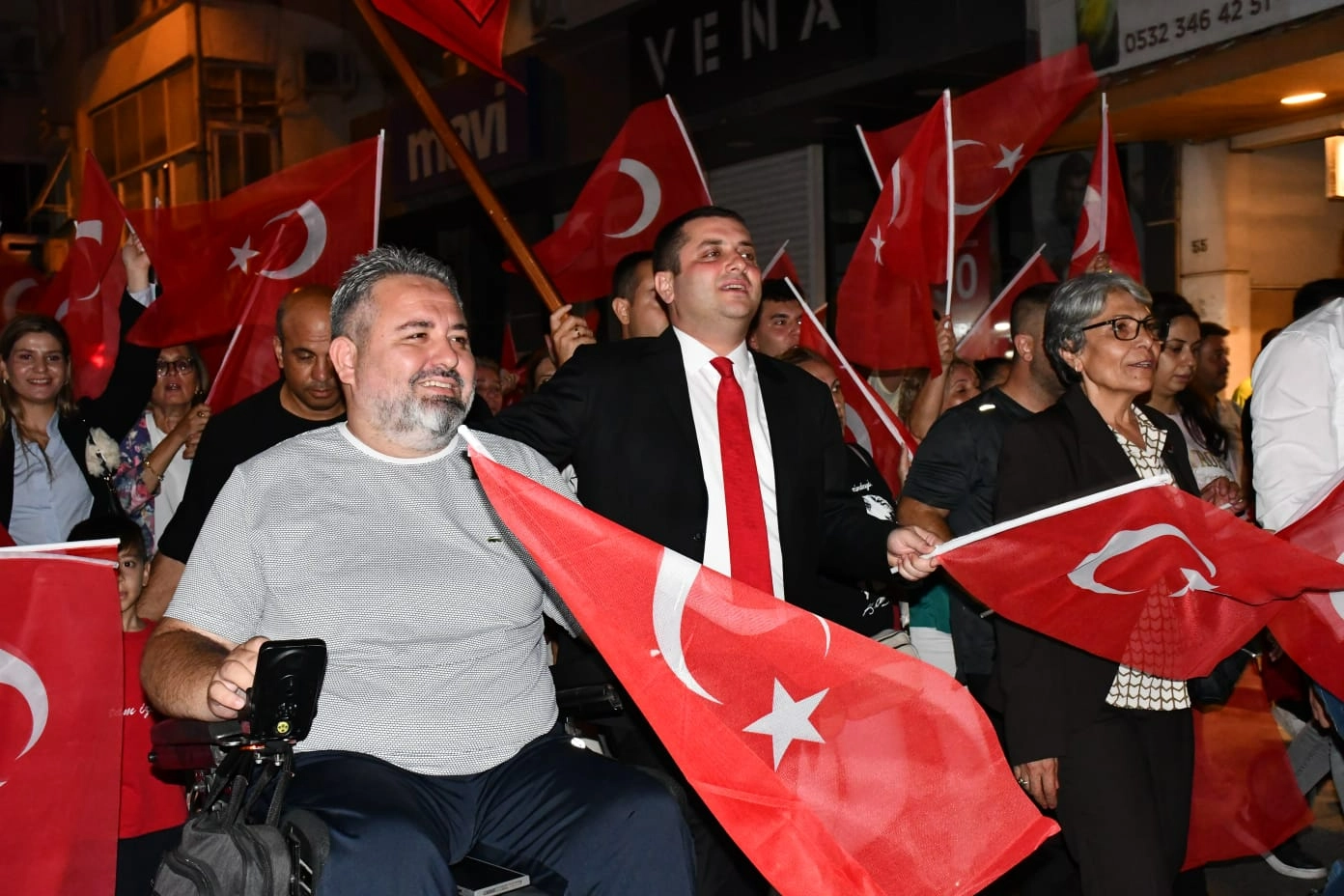 Torbalılar Zafer Bayramı için fener alayında buluştu