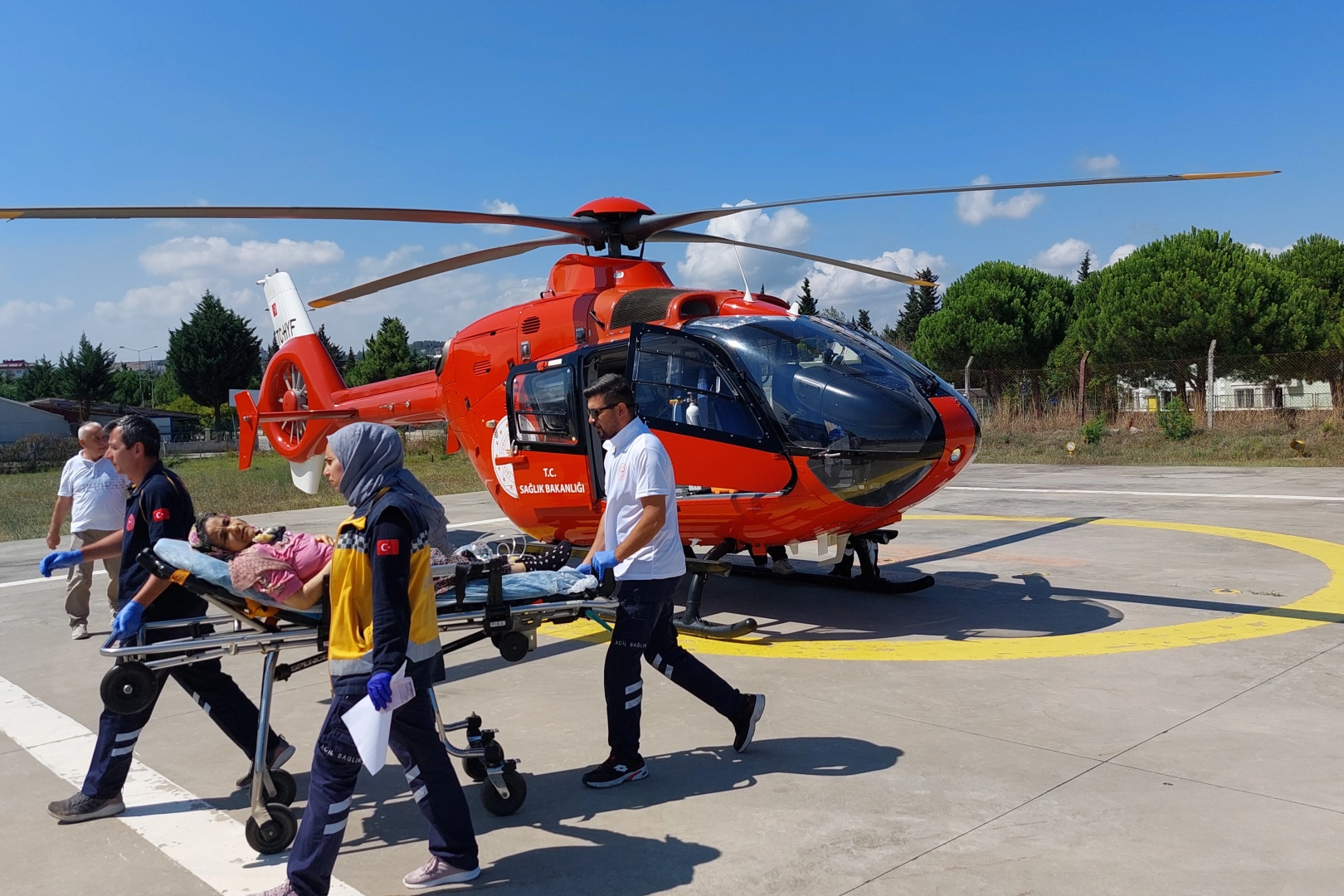 Ambulans helikopter yaşlı kadın için hareket etti