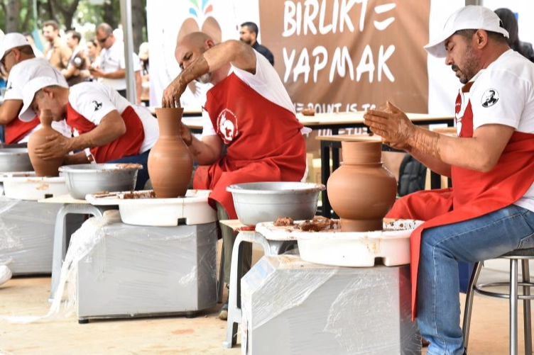 Menemen Belediyesi’nden çömlek karnavalı haberinin görseli