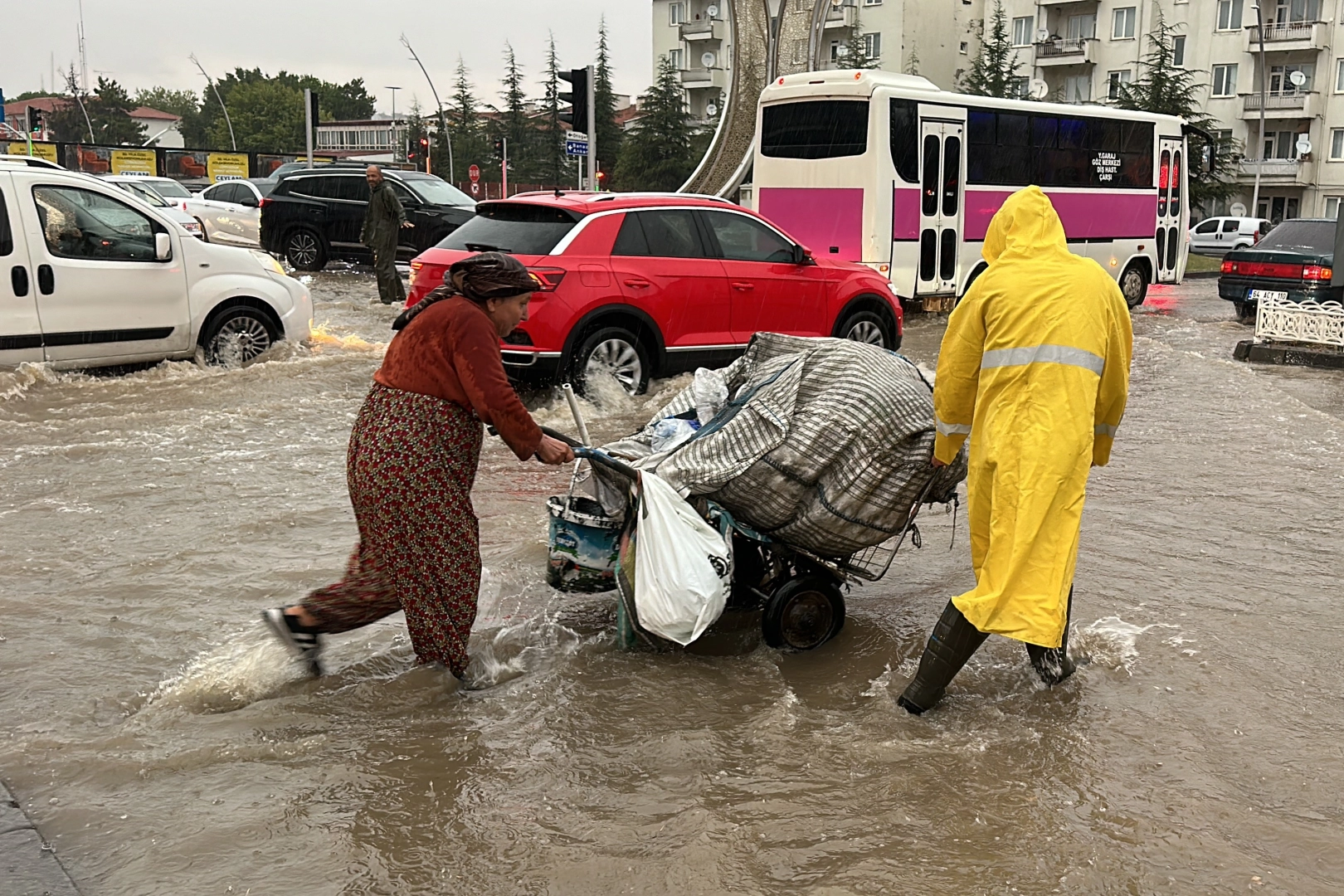 Uşak ve Afyonkarahisar sağanak yağışa teslim oldu