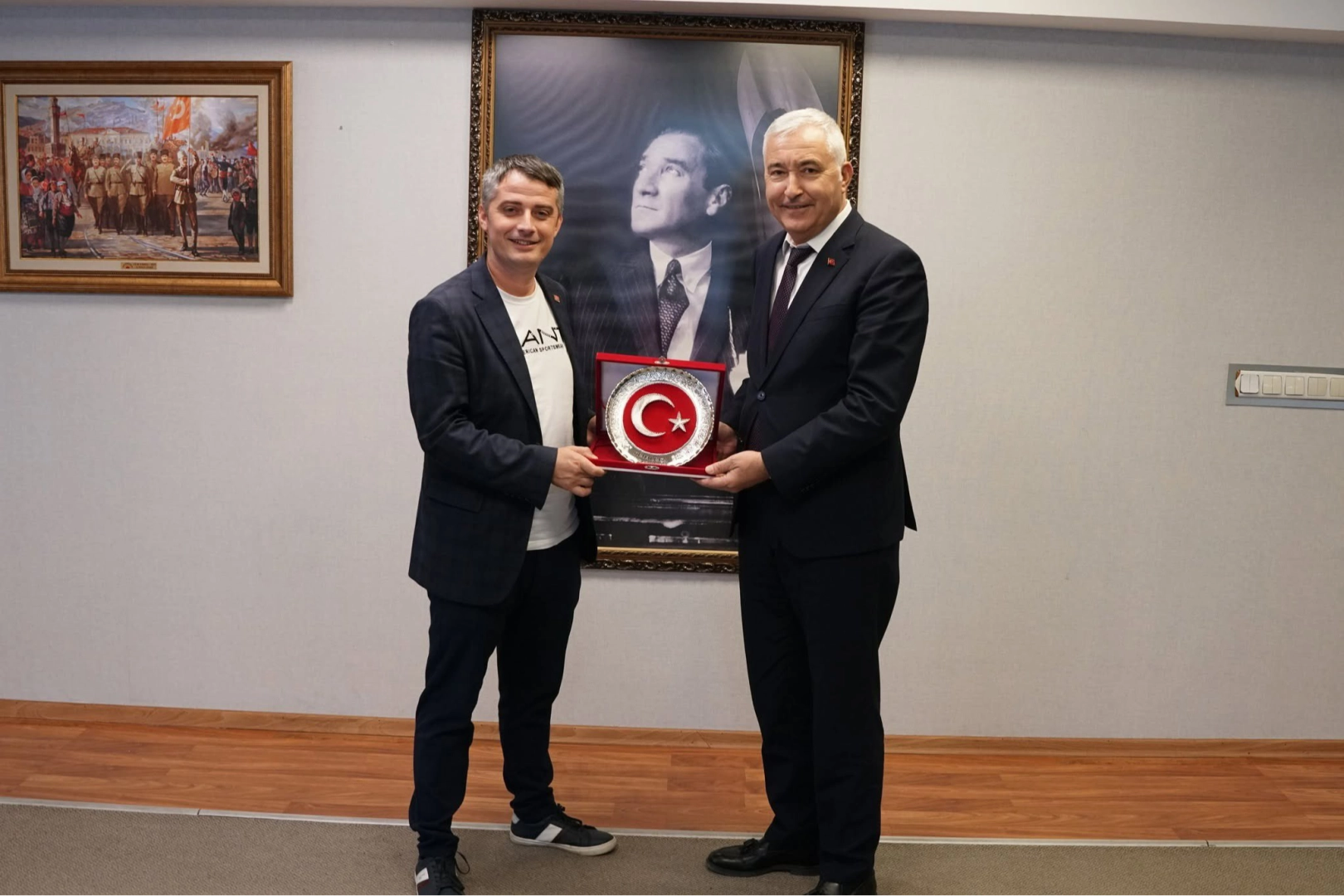 Başkan Türkmen’den Çağın’a teşekkür plaketi haberinin görseli