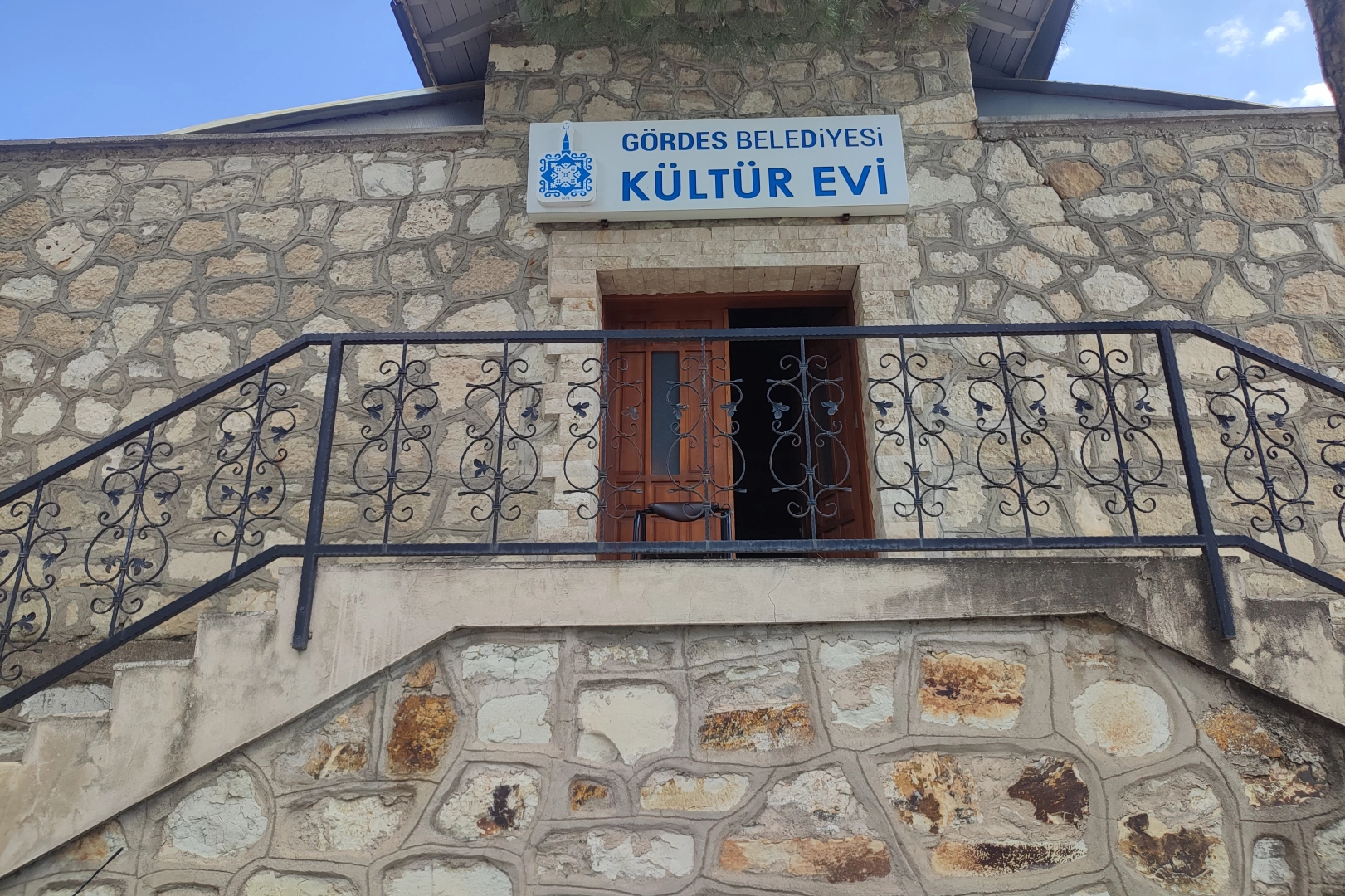 Gördes Kültür Evi ziyaretçilerini bekliyor