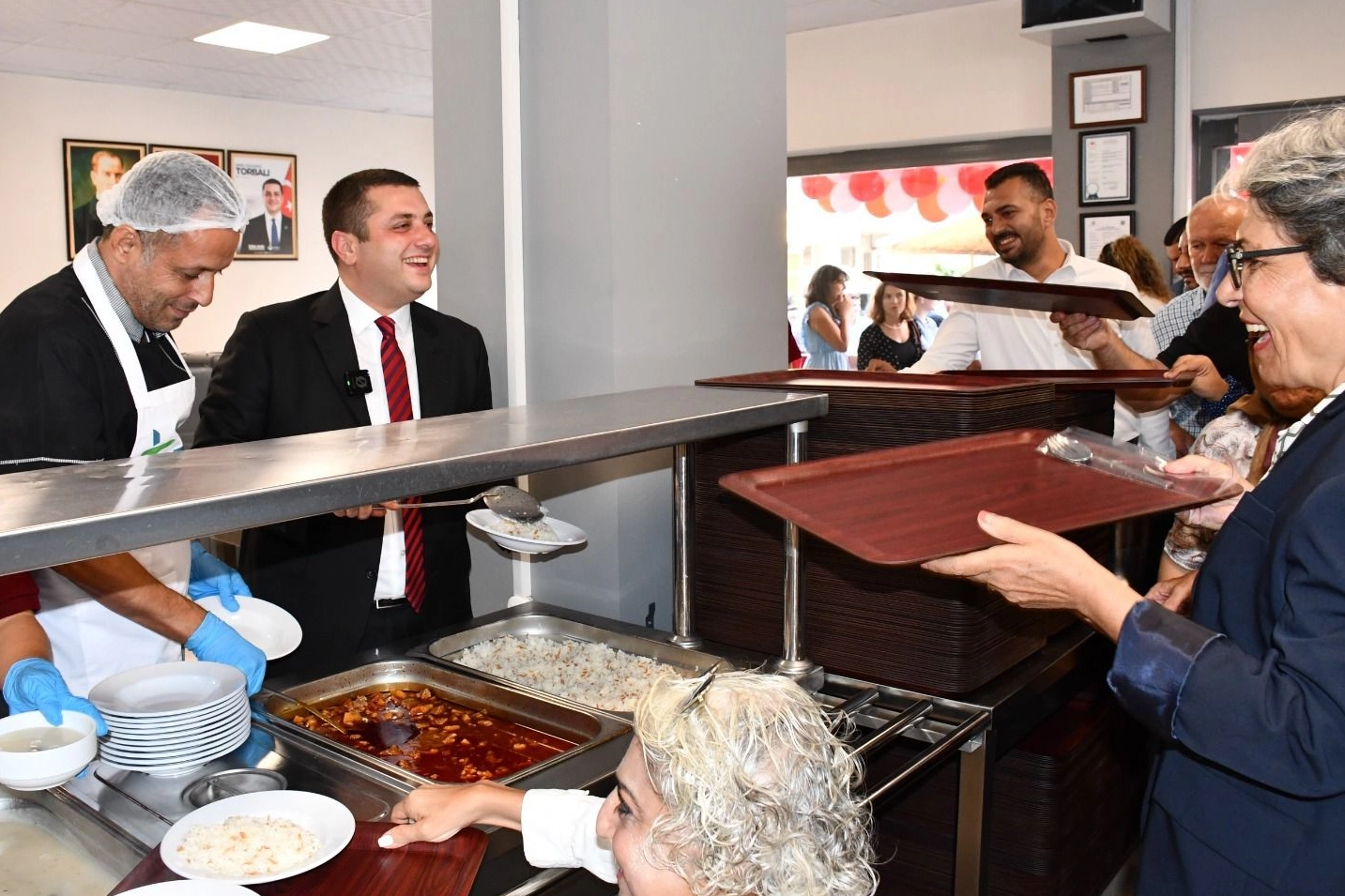 İzmir'e bir kent lokantası daha: 4 çeşit yemek 90 TL haberinin görseli