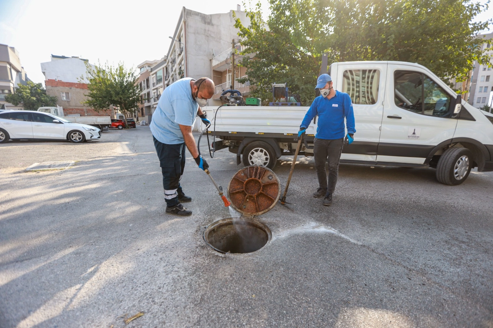 Karşıyaka'da haşere savaşçıları sahada