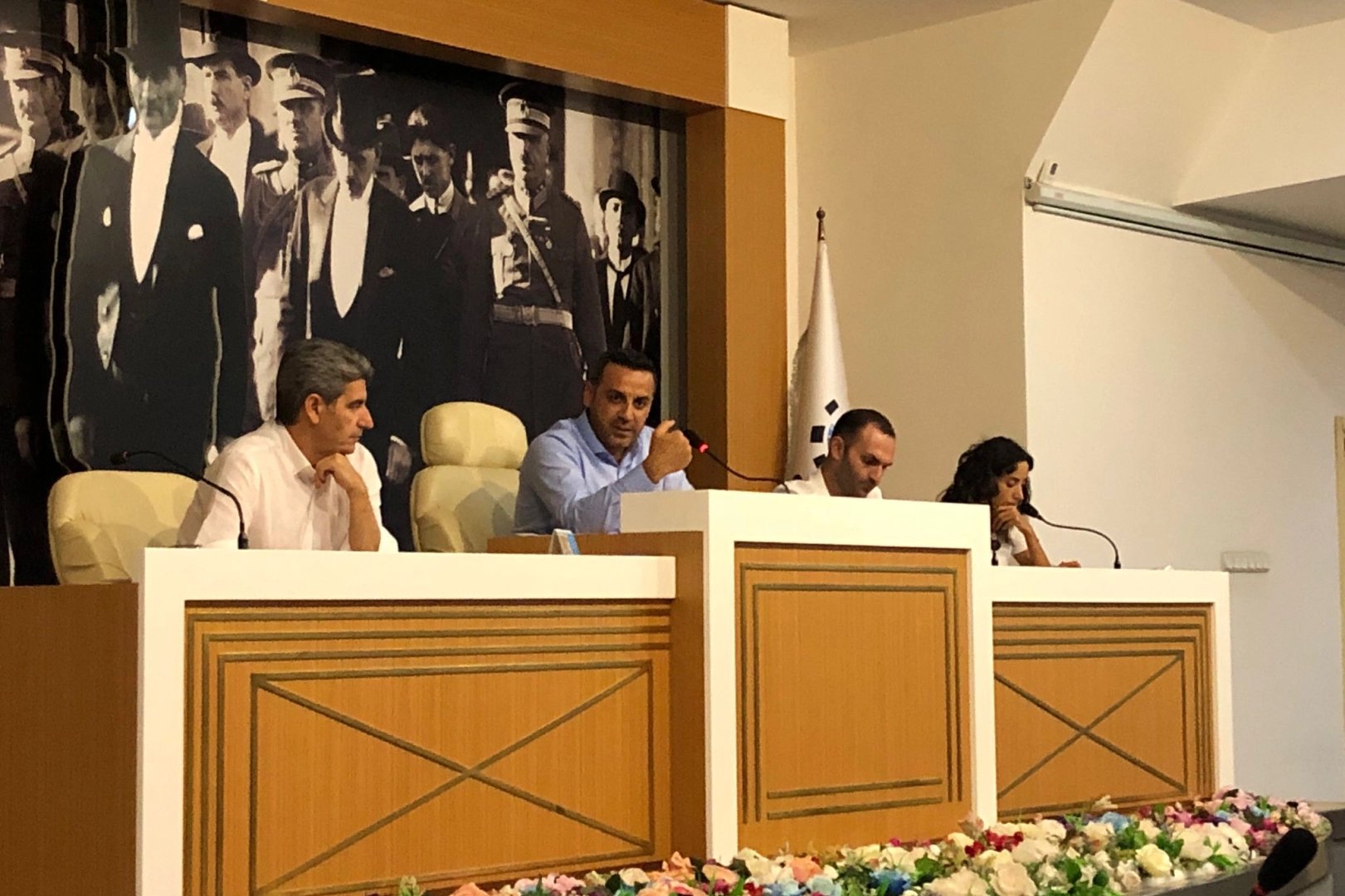 Çiğli’de ikinci oturum rüzgar gibi geçti. Çiğli’nin telefonları eksik, kamyonları kayıp haberinin görseli