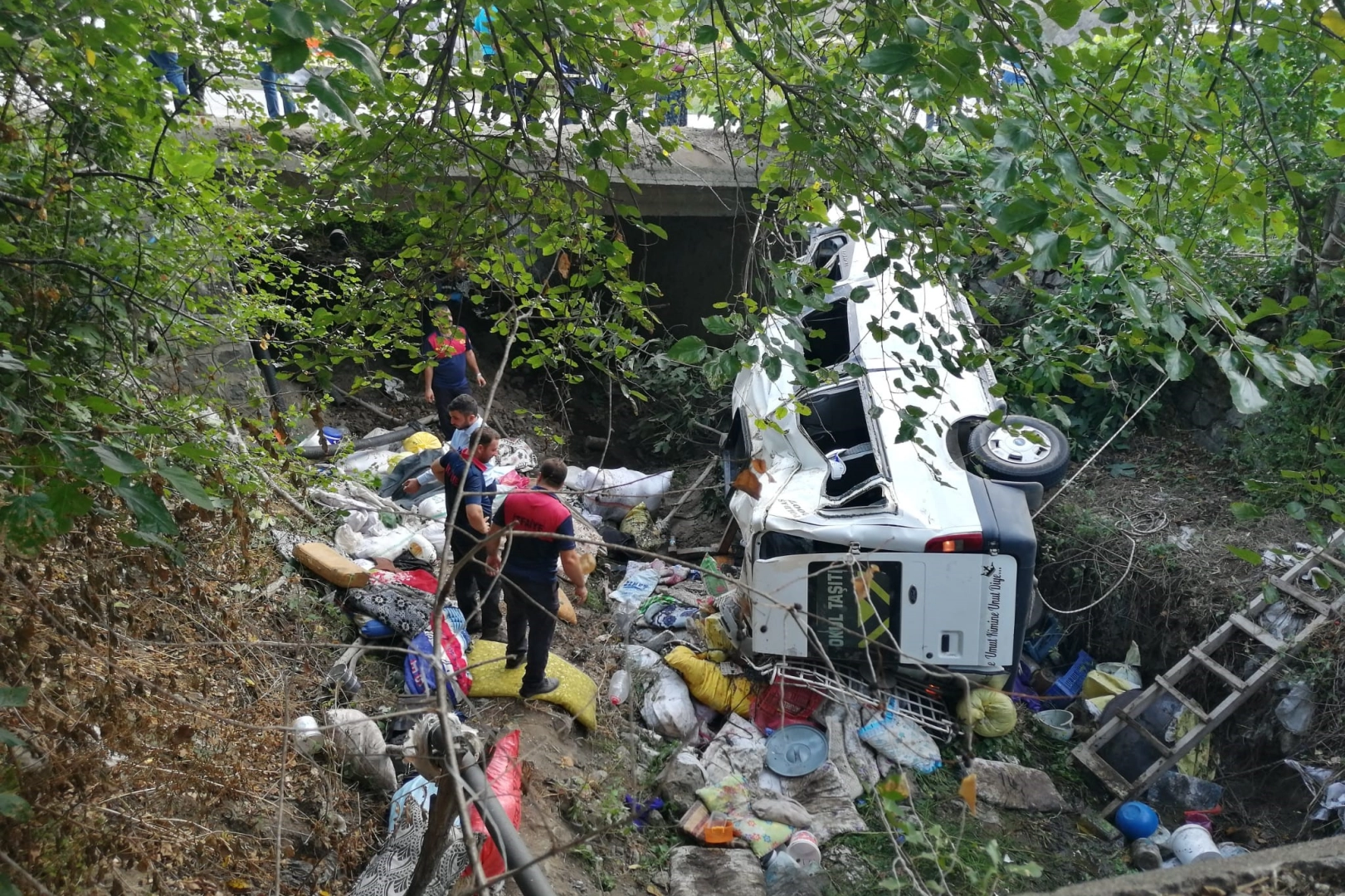 Tarım işçileri taşıyan minibüs şarampole devrildi: Ölü ve  çok sayıda yaralı var!