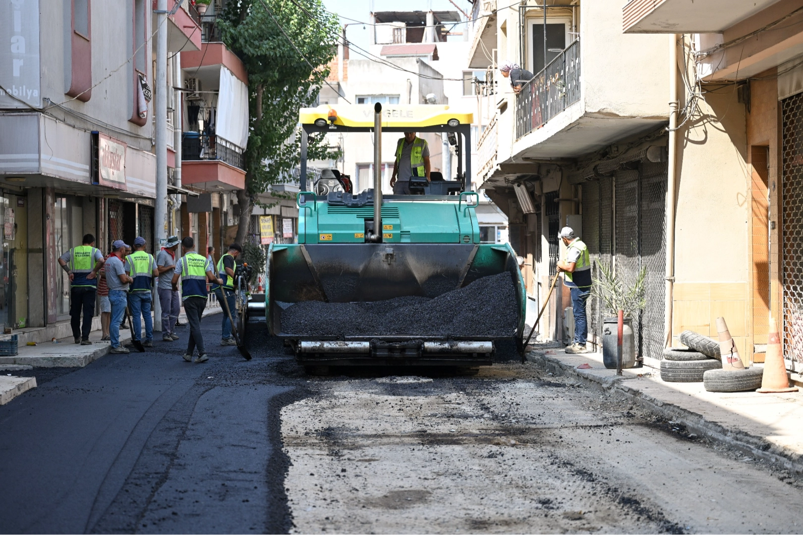 Bornova’da asfalt çalışmaları devam ediyor