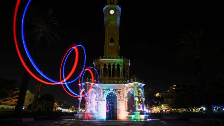 İzmir'in Saat Kulesi gece saatlerinde büyüledi