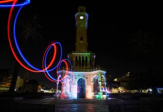 İzmir'in Saat Kulesi gece saatlerinde büyüledi galerisinin önkapak görseli