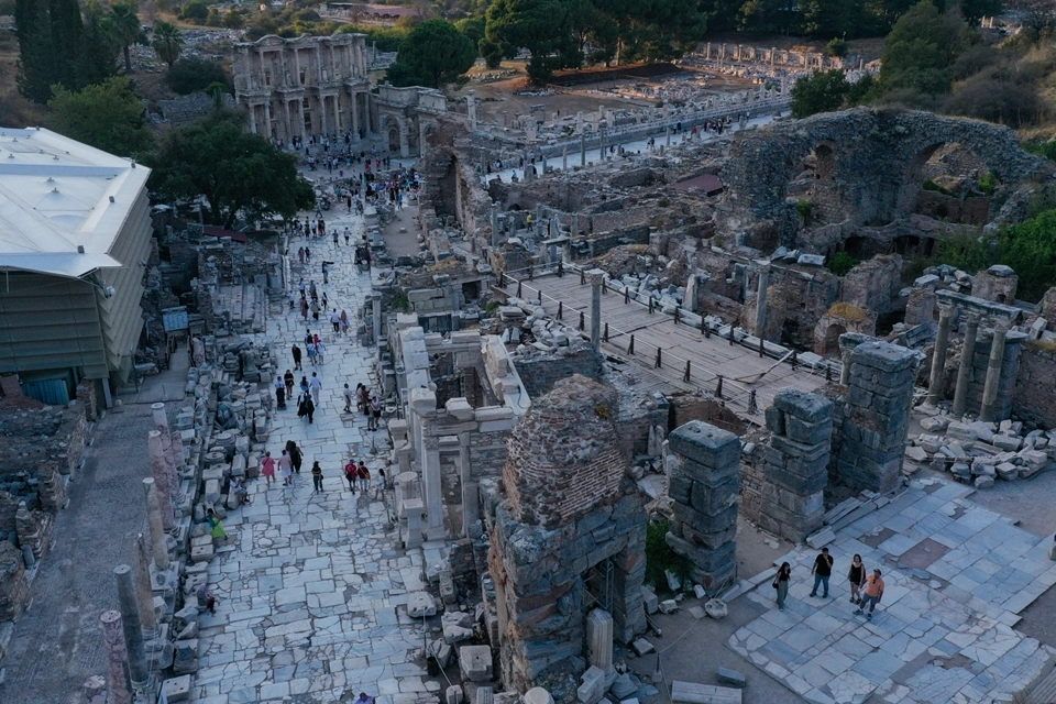 Efes Antik Kenti'nde gece müzeciliği yoğunluğu haberinin görseli