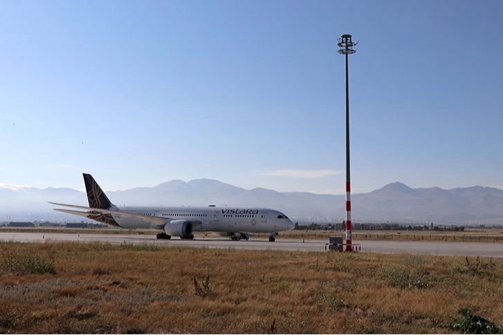 Erzurum'a zorunlu iniş yapan yolcu uçağının bekleyişi devam ediyor