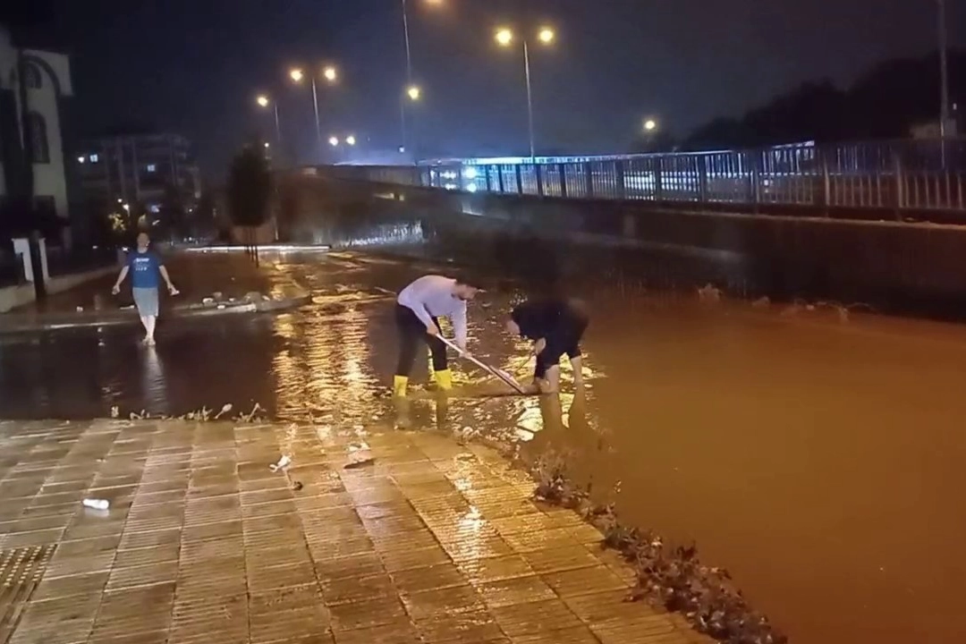 Çorum'da sağanak sele döndü... Araçlar yollarda kaldı haberinin görseli
