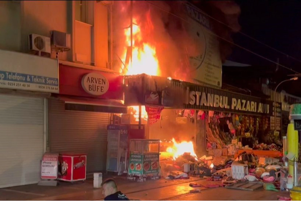 Hediyelik eşya mağazasındaki yangın havai fişekleri tek tek patlattı