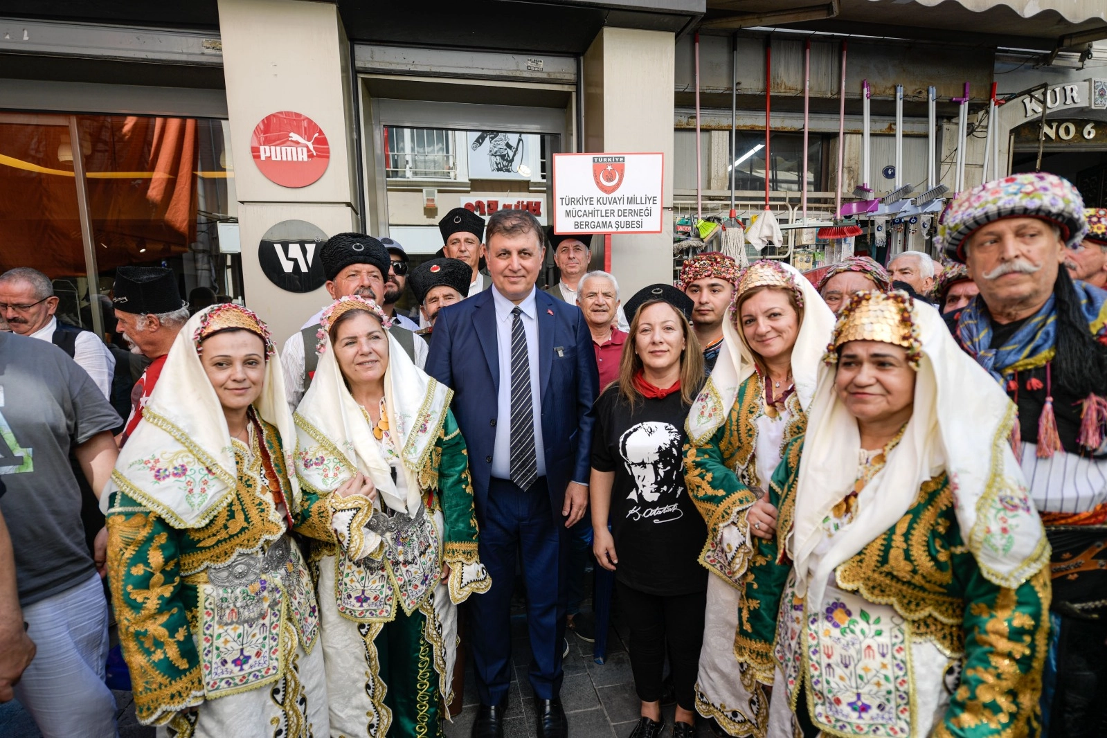 Cemil Tugay zeybek gösterisine katıldı haberinin görseli