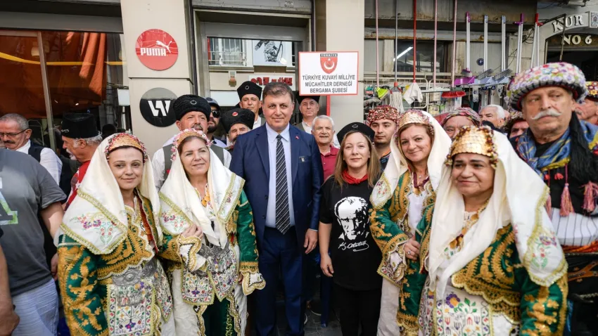 Cemil Tugay zeybek gösterisine katıldı