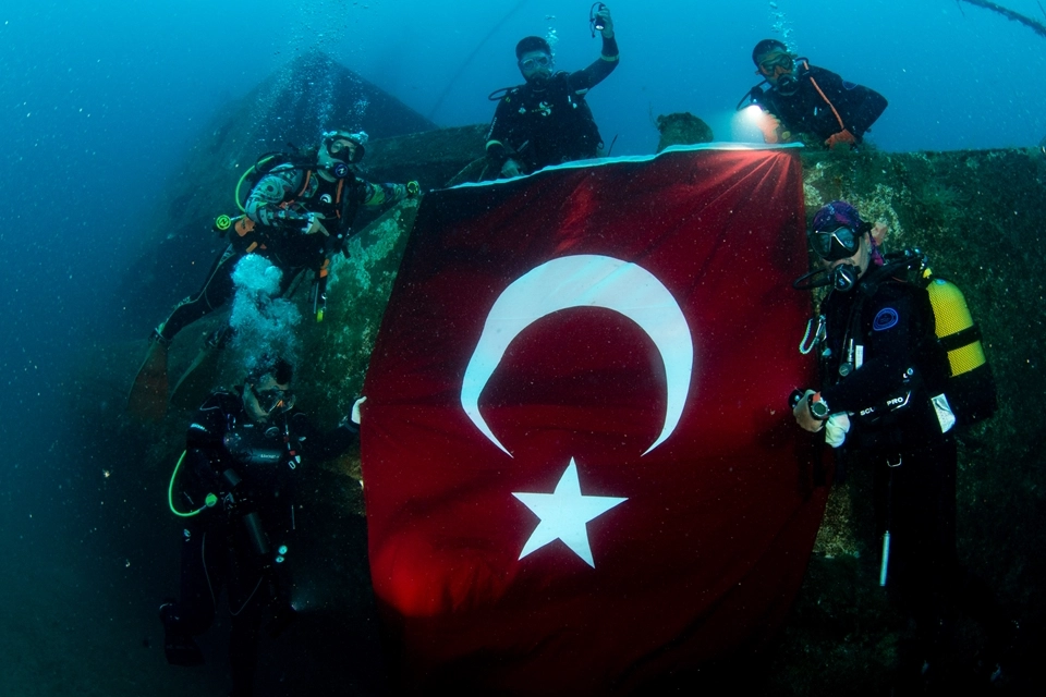 İzmir’in dalgıçlarından su altında 9 Eylül kutlaması