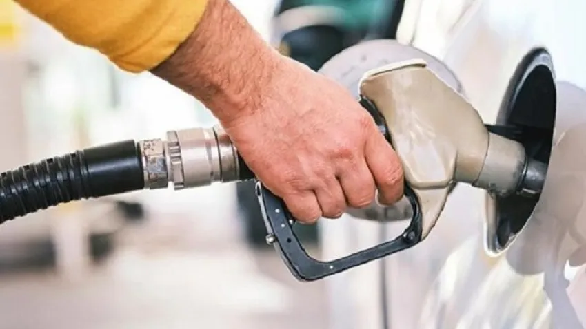 Araç sahiplerini sevindirecek haber: Motorine indirim geliyor! haberinin görseli