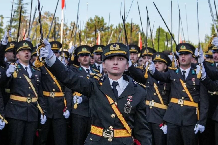 Çelebi’den kılıçlı yemin açıklaması: Atatürk’ün askeri olmak ruh meselesidir haberinin görseli