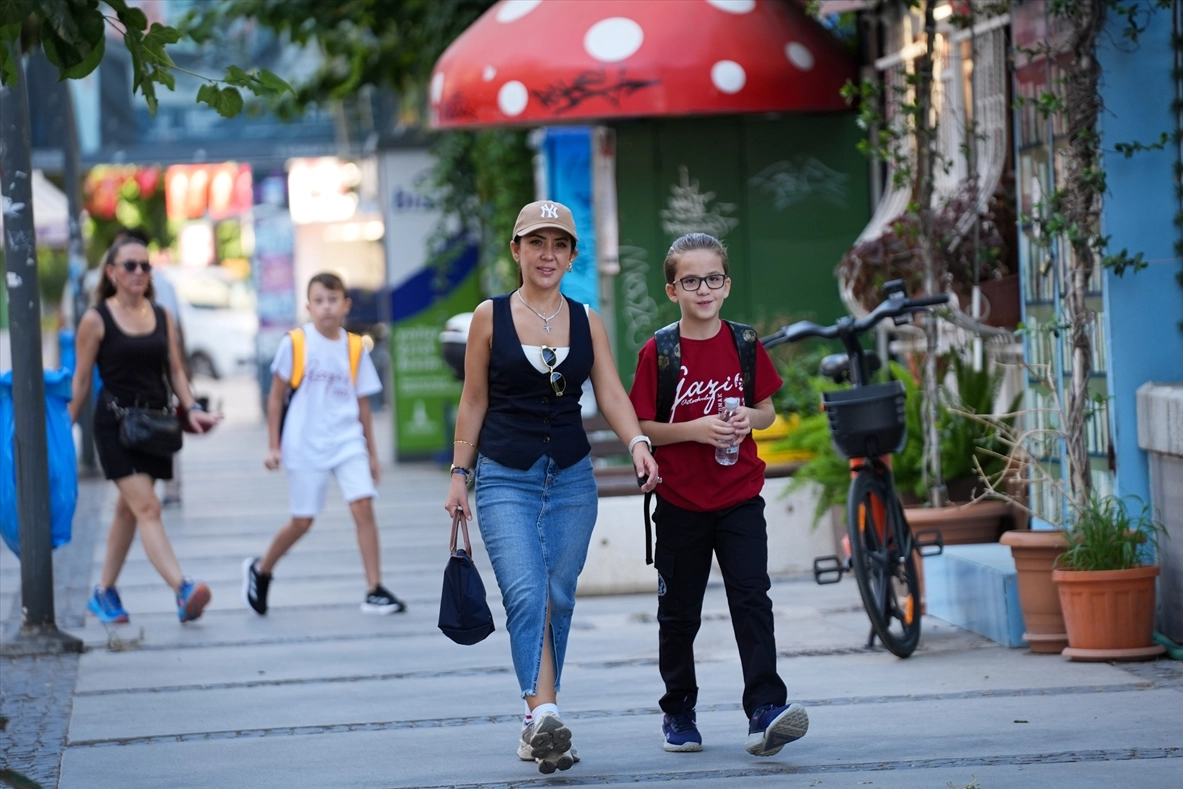 İlk ders zili çaldı: Okullarda yeni eğitim öğretim dönemi başladı haberinin görseli