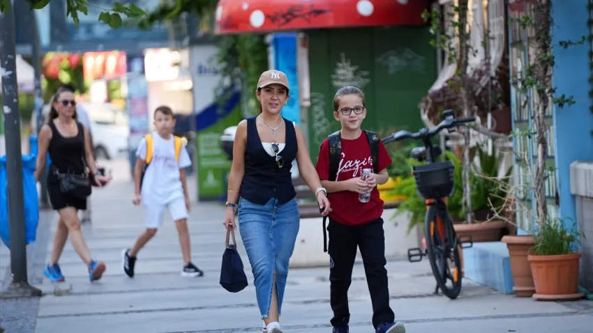 İlk ders zili çaldı: Okullarda yeni eğitim öğretim dönemi başladı haberinin görseli