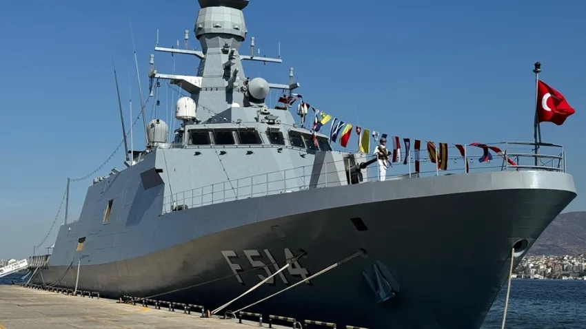 İzmir'de kurtuluş heyecanı: Donanma gemileri ziyarete açıldı haberinin görseli