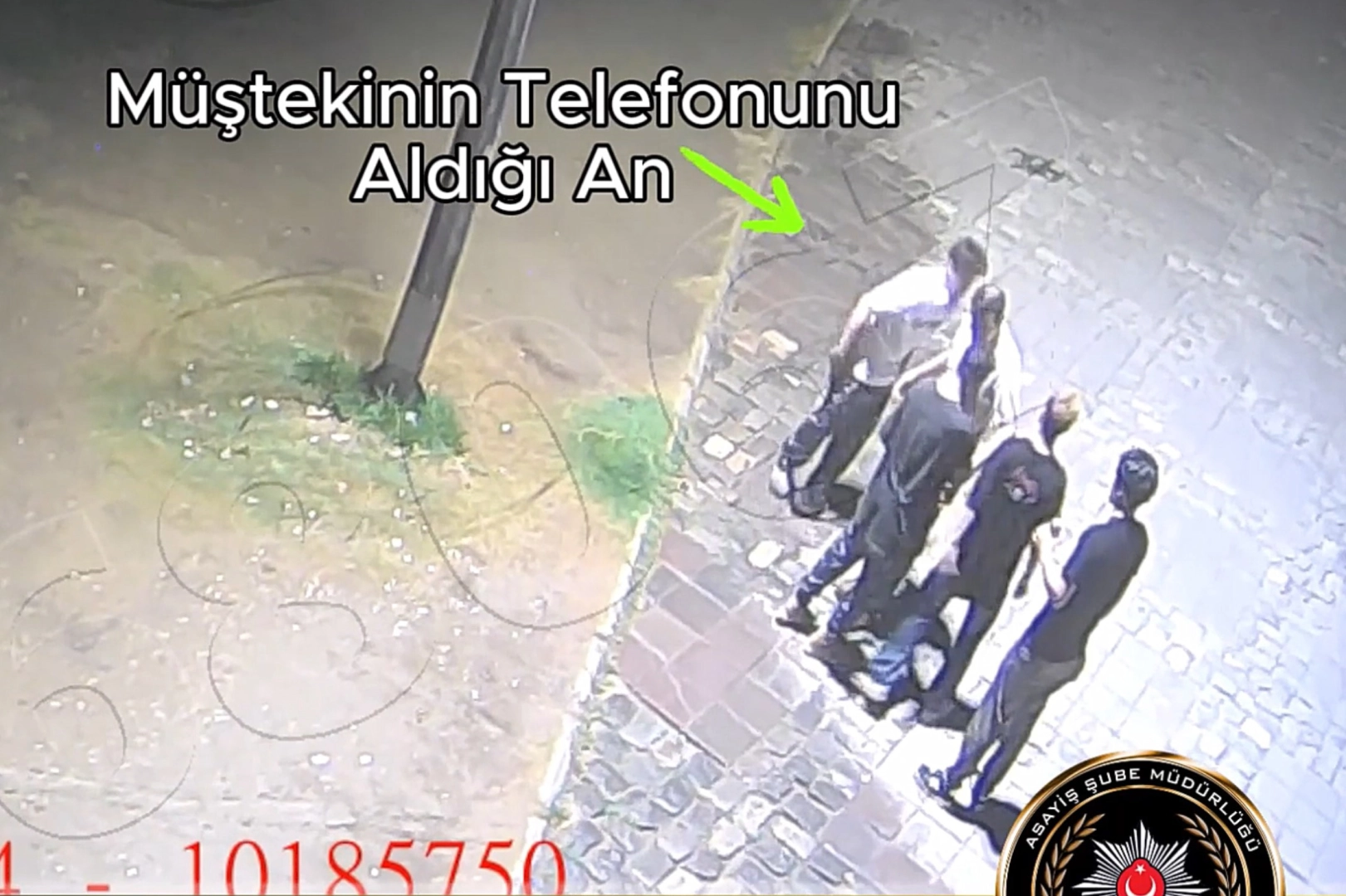 İzmir haber: Bıçakla tehdit ederek telefonunu gasp ettiler haberinin görseli