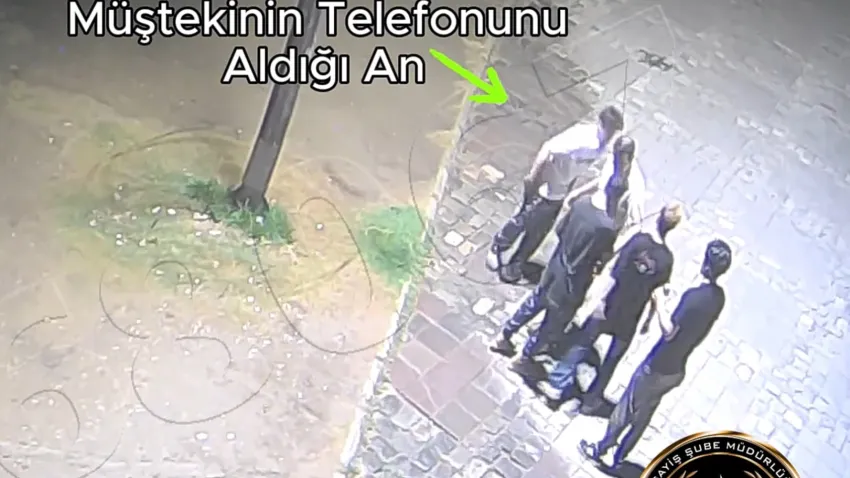 İzmir haber: Bıçakla tehdit ederek telefonunu gasp ettiler