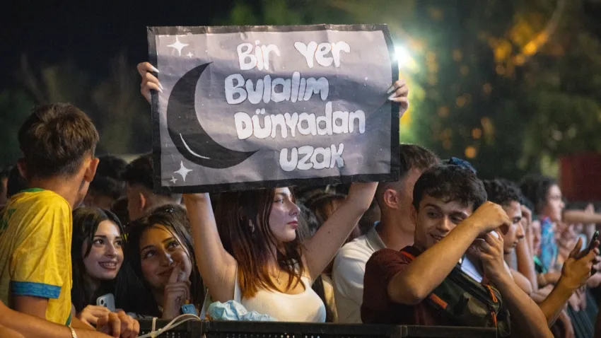 Sakiler grubu İzmir'i coşturdu haberinin görseli