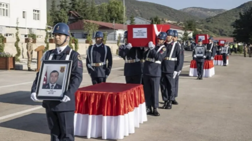 Şehit olan askerler için tören düzenlendi! haberinin görseli