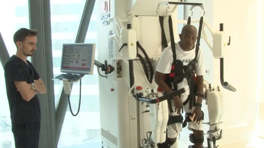 Tekerlekli sandalyeye bağlıydı... Türkiye'de ayağa kalktı haberinin görseli