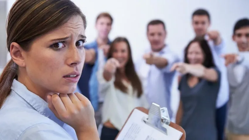 Aşırı utangaçlık nasıl geçer? Utangaçlıktan kurtulmanın birkaç yolu haberinin görseli