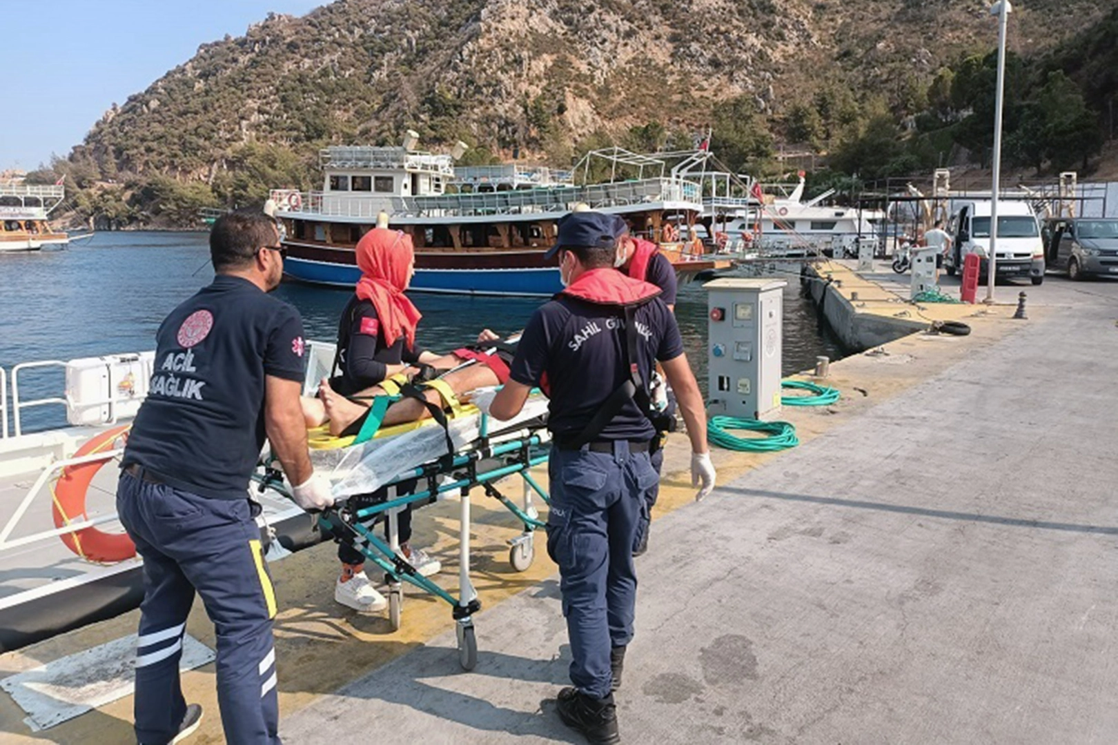 Yaralanan vatandaşın yardımına sahil ekipleri koştu haberinin görseli