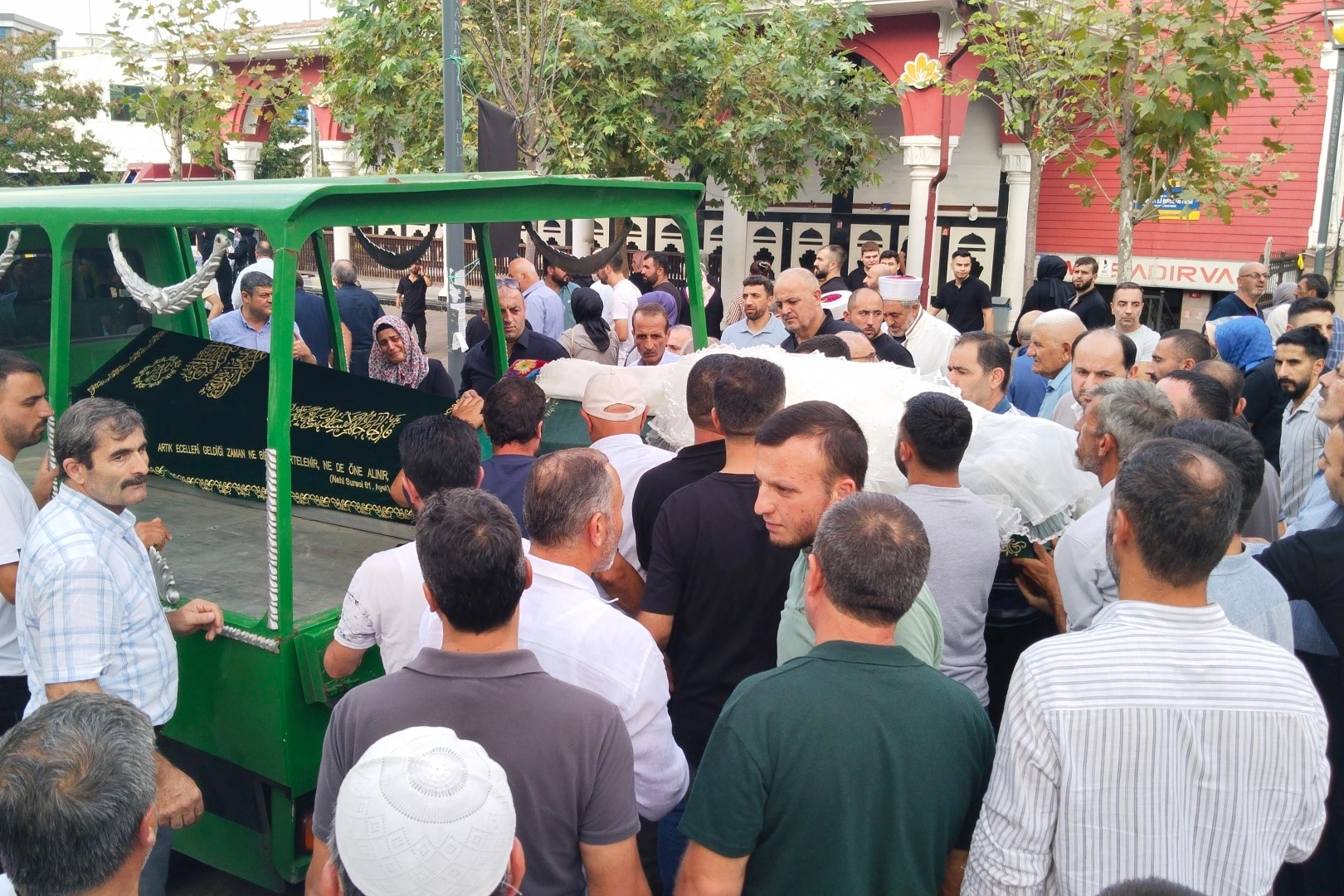 1 liralık indirim için öldürülmüşlerdi: Baba ve kız son yolculuğuna uğurlandı