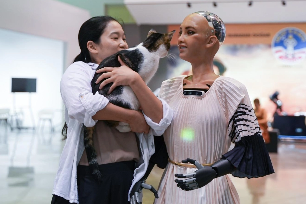 93. İEF’te insansı robot Sophia rüzgarı esti haberinin görseli