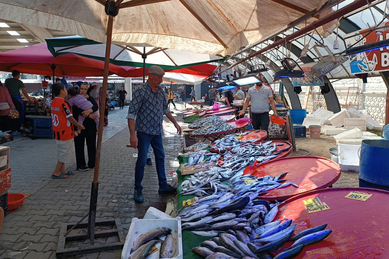 Afyonkarahisar'da balık tezgahlarına akın