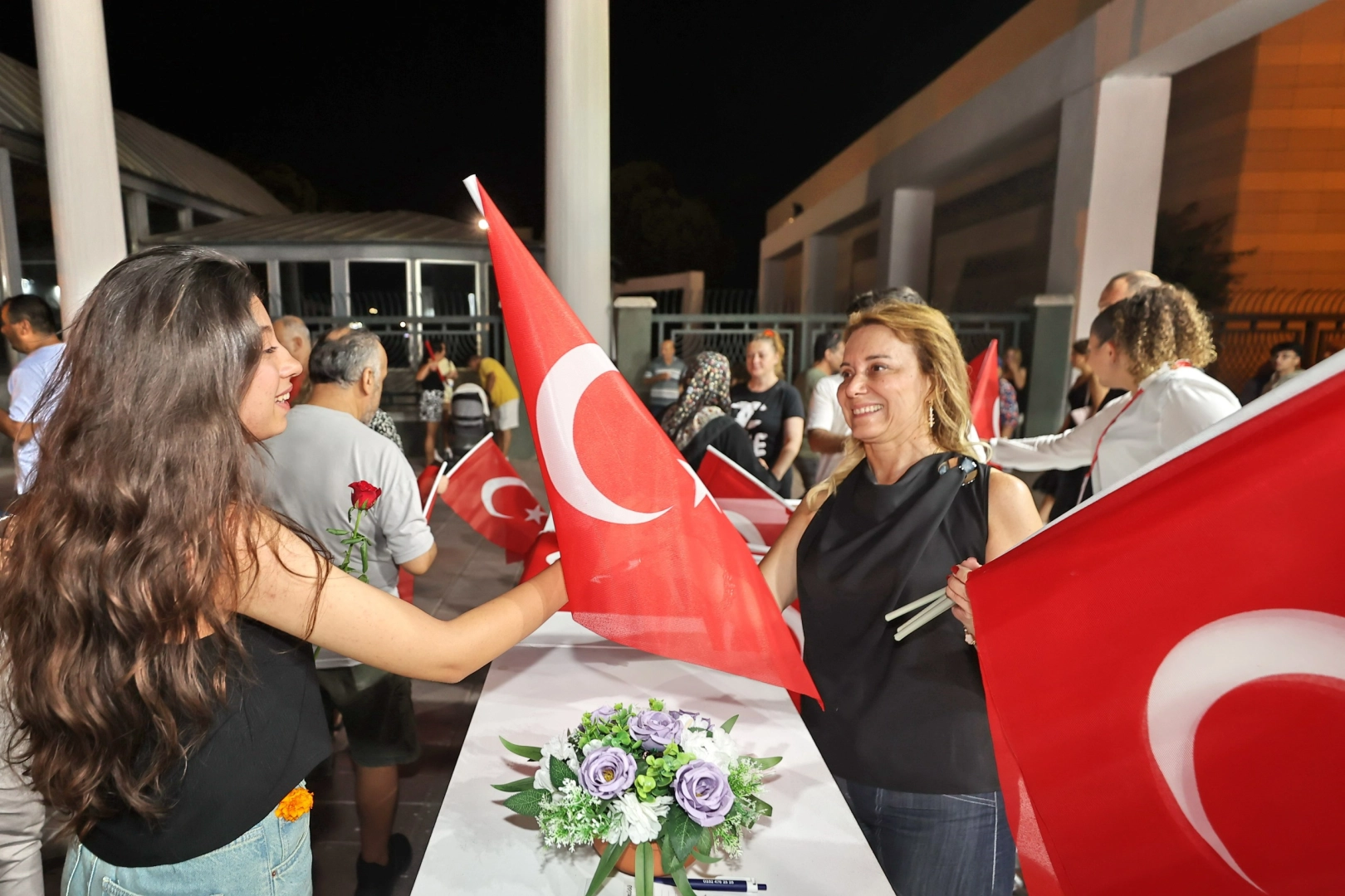 Başkan Mutlu'dan ziyaretçilere anlamlı hediye