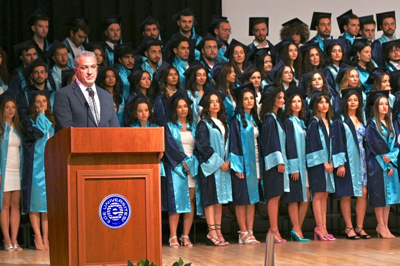 Ege Üniversitesi Diş Hekimliği Fakültesi öğrencileri diplomalarını aldı