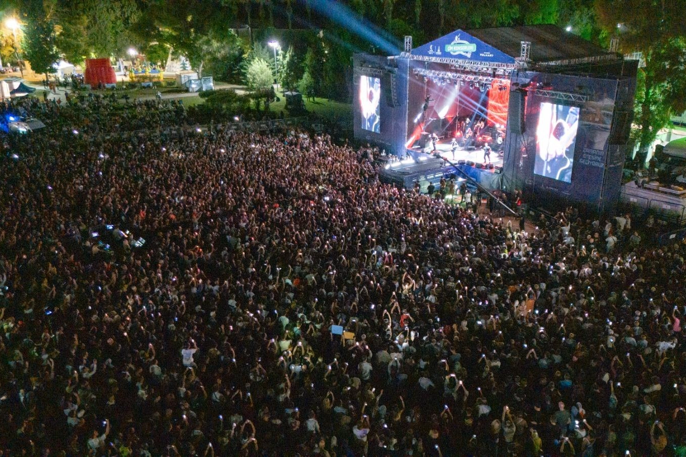 93.  kez kapılarını açan İzmir Fuarı yüz binleri ağırladı haberinin görseli