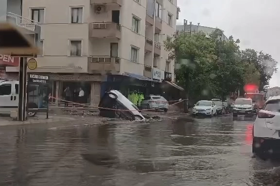 İzmir'de bir araç çöken yola gömüldü