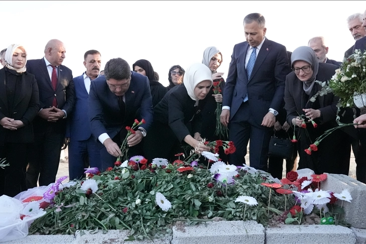 Bakanlar Narin'in mezarına geldiler haberinin görseli