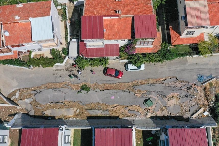 İzmir Valisi Elban'dan sağanak raporu: 231 ev, 47 iş yeri, 45 araç