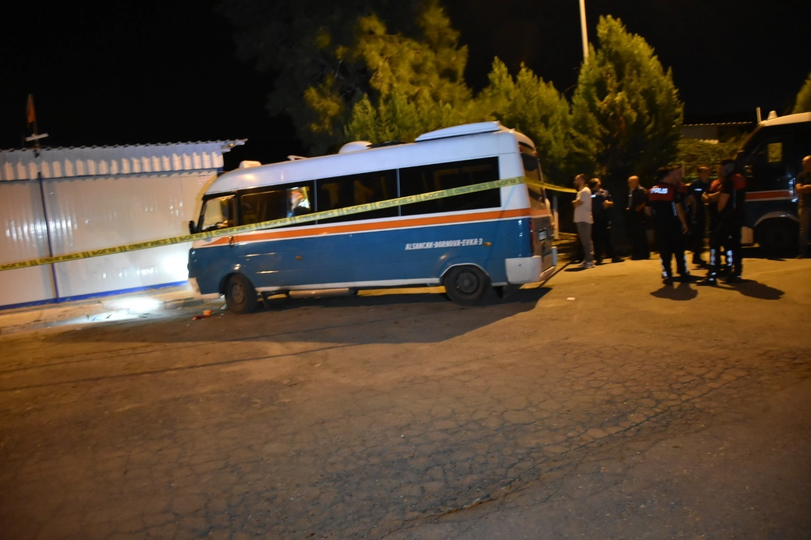 İzmir haber: Yolcu minibüsüne silahlı saldırı! 1 kişi hayatını kaybetti haberinin görseli
