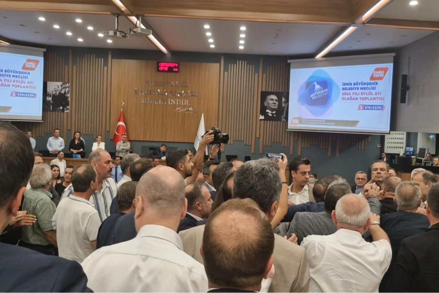 Meclis'te arbede: CHP’li ve AK Partili üyeler birbirine girdi haberinin görseli